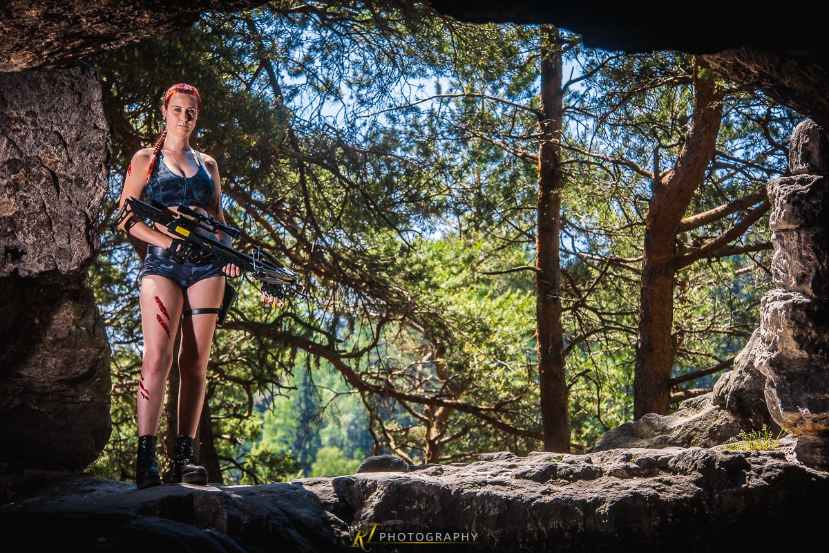Eine Frau in einem schwarzen Bikinitop und schwarzen Shorts