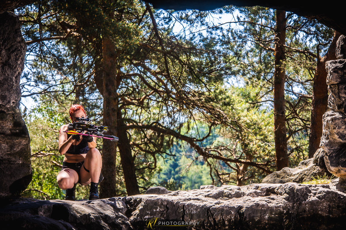 Eine Frau macht ein Foto von einem Wald