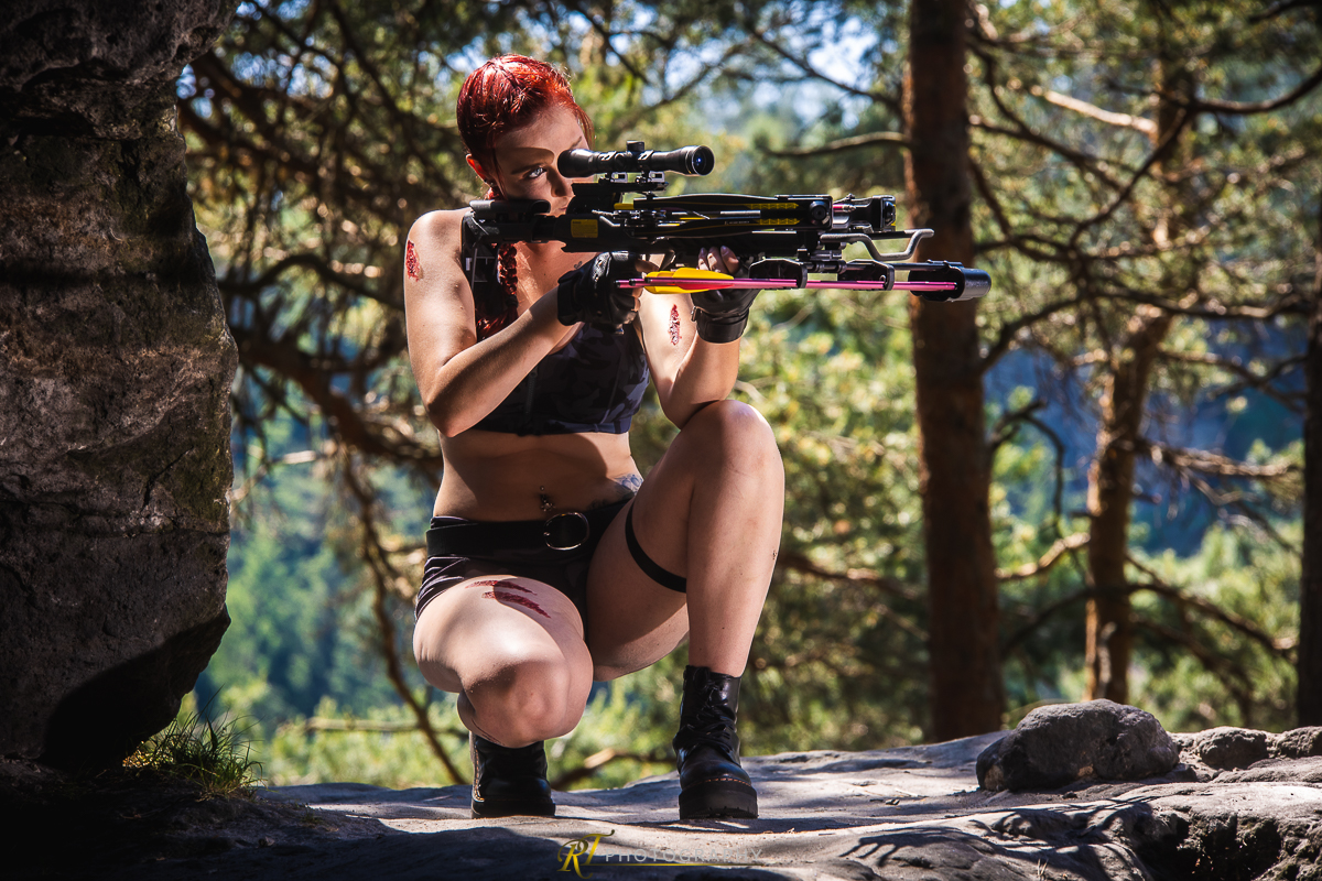Eine Frau mit einer Waffe in der Hand