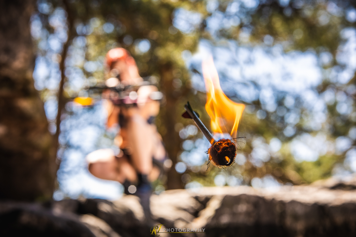 Ein Feuer brennt in der Luft mit einem Mann im Hintergrund