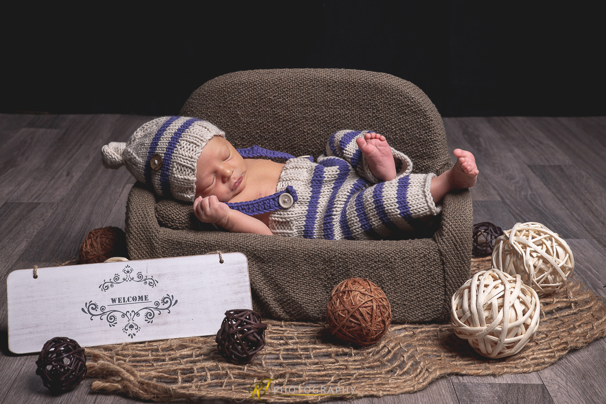 Ein Baby, das auf einem Stuhl mit einem Schild schläft