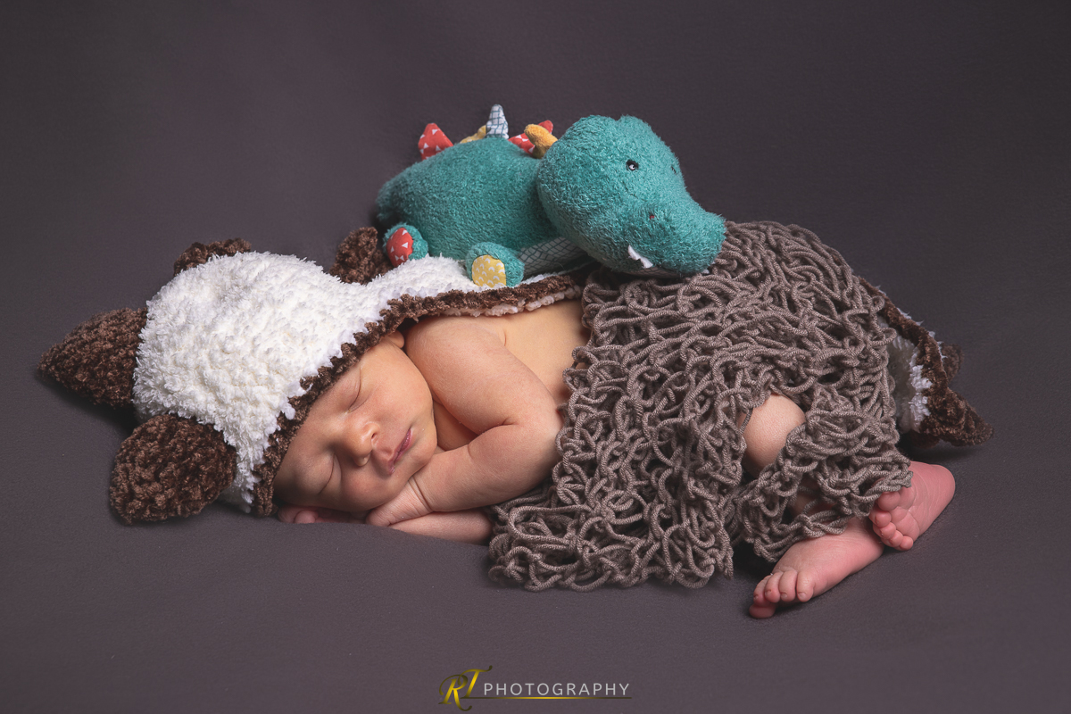 Ein Baby, das mit einem ausgestopften Tier schläft
